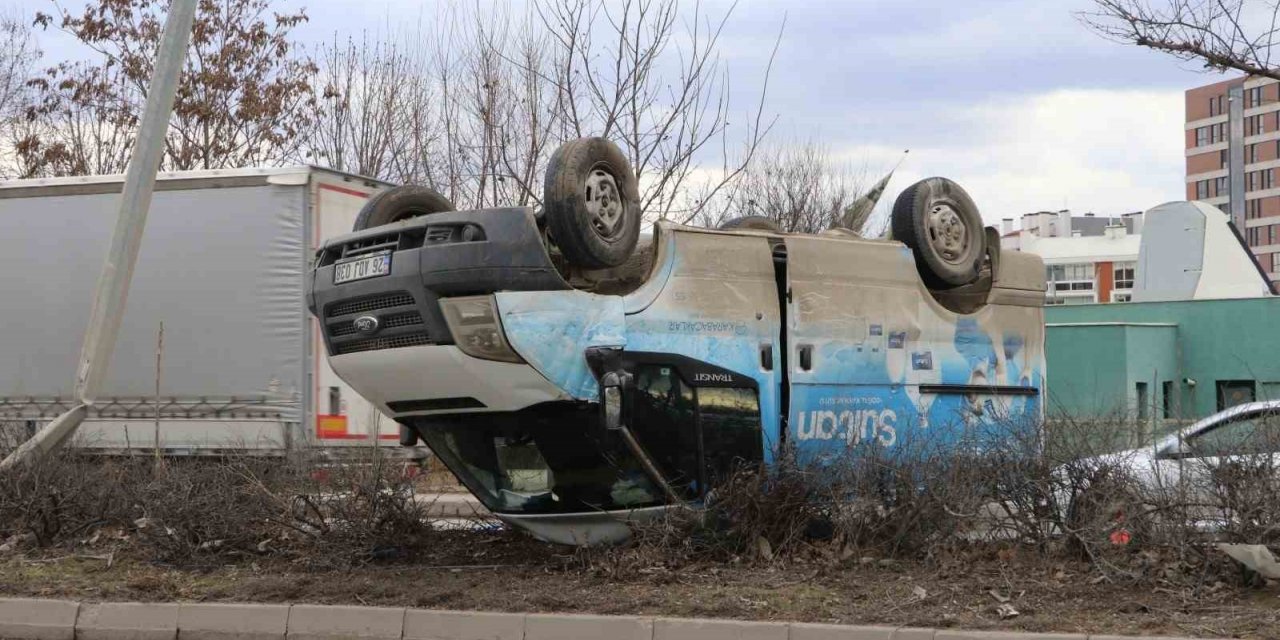 Bir aracın çarpması sonucu takla atan kamyonetin sürücüsü yaralandı