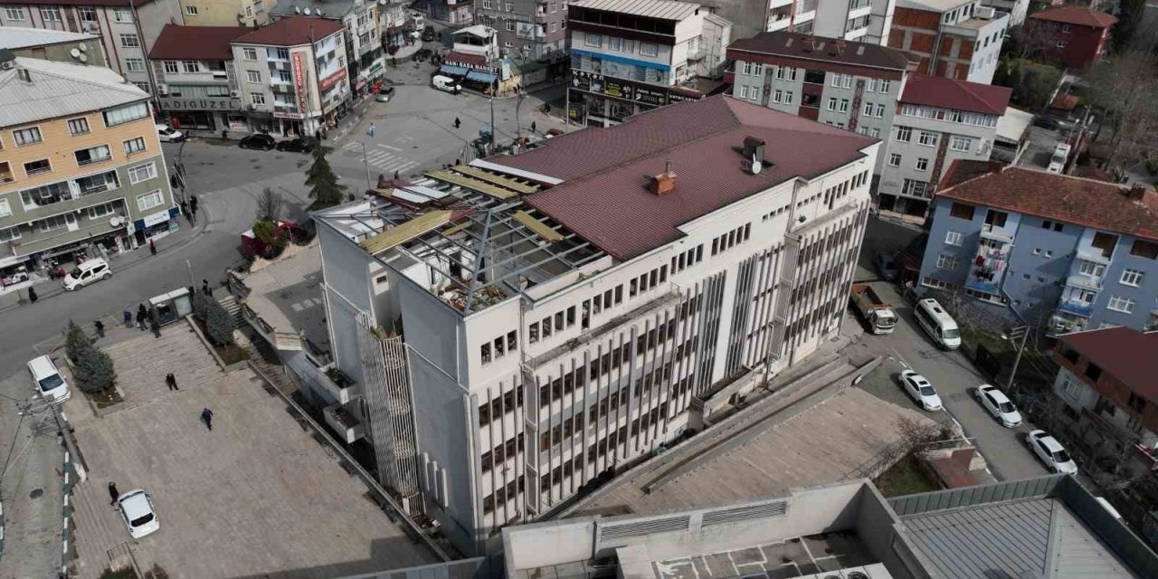 Dilovası’nda belediye binası yıkılıyor, kent meydanı heyecanı başlıyor