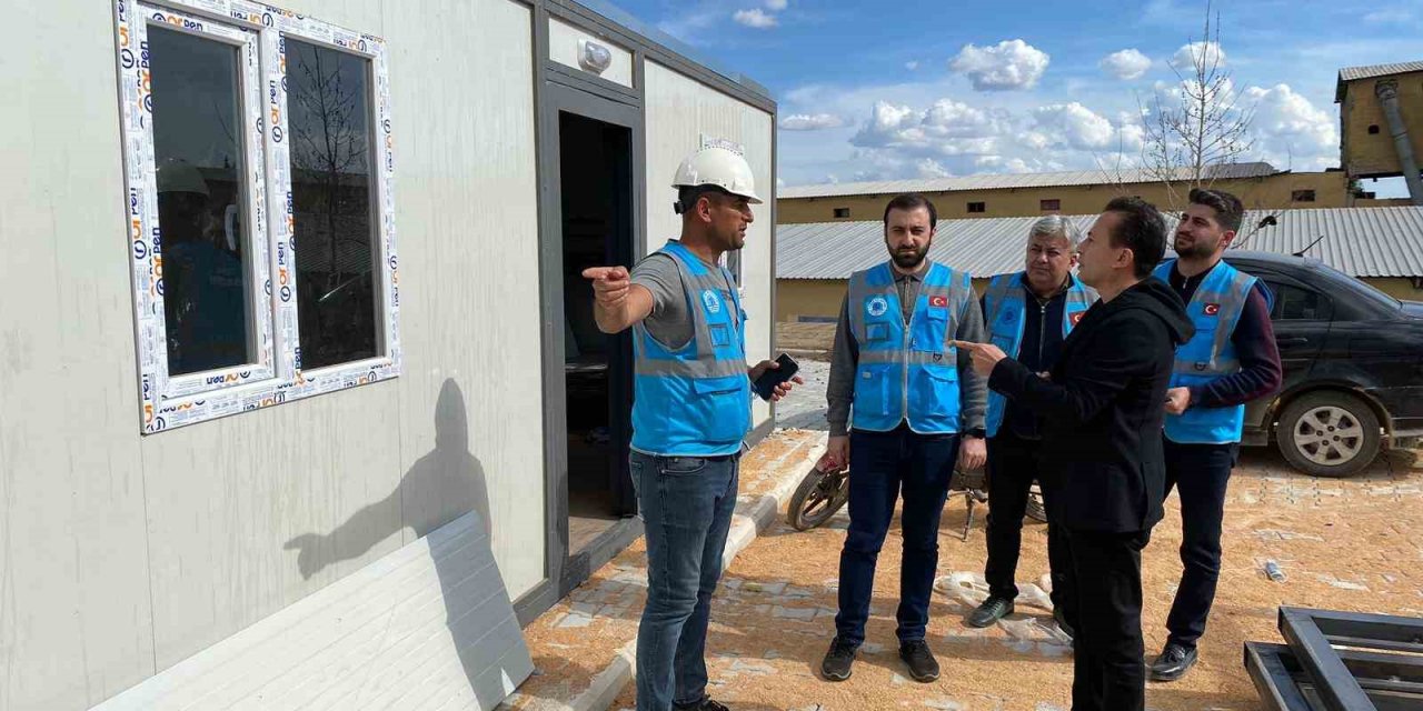 Başkan Yazıcı, Kırıkhan’da yapımı devam eden konteyner kentte incelemelerde bulundu