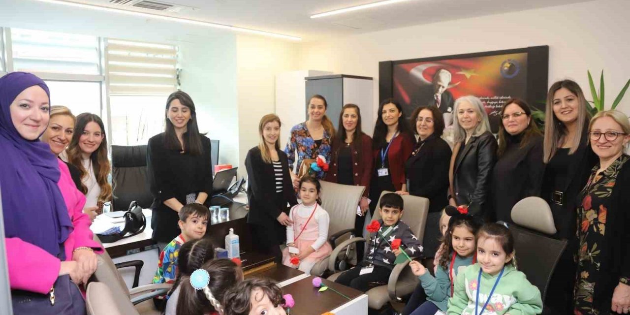 Kreşli miniklerden kadın personele ‘8 Mart’ sürprizi