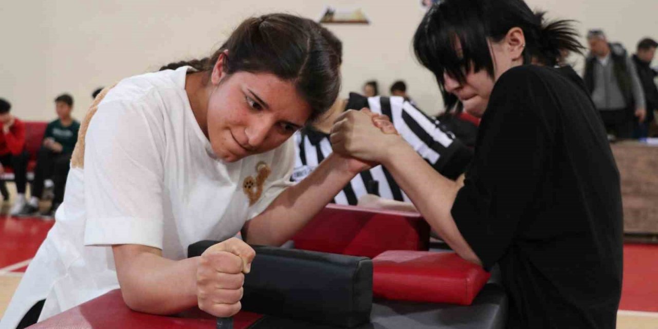 Bilek güreşi müsabakaları başladı