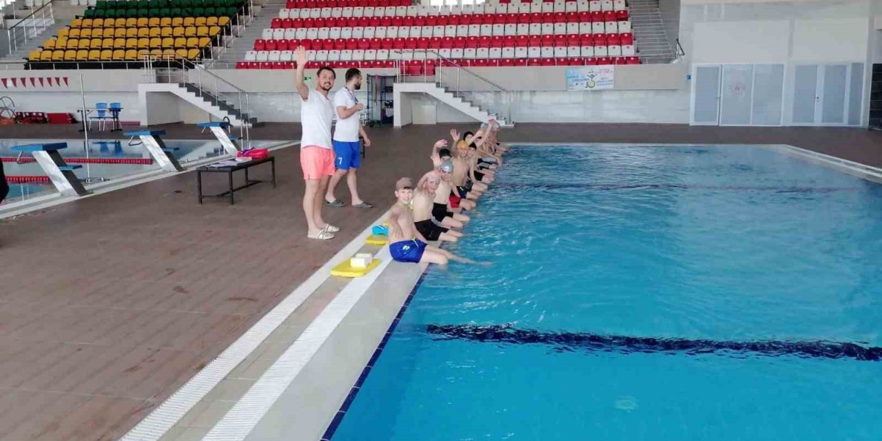 Aslanapa’da 60 ortaokul öğrencisi yüzme öğreniyor