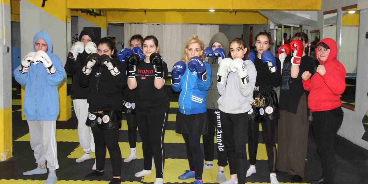 Kadınlar, şiddete karşı kick boks ve muaythai öğreniyor