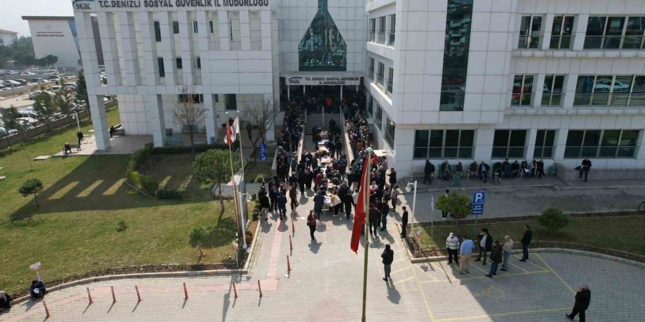 Denizli SGK’da EYT yoğunluğu sürüyor