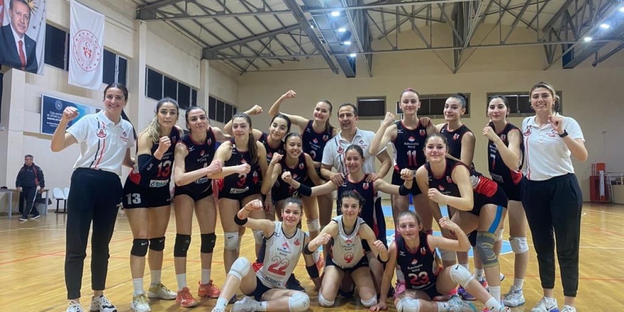 Voleybolda Ayvalık Bahçeşehir Koleji 1. Lig’in kapısını araladı