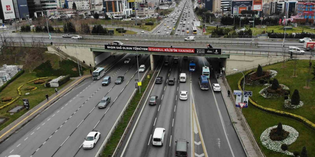Maltepe’de betonunda midye kabukları ve paslı demirler görünen köprü havadan görüntülendi