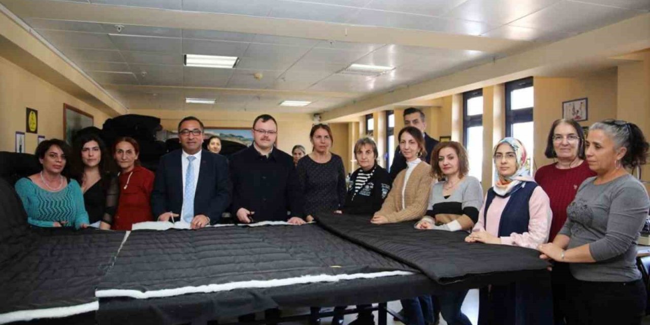 Tunceli’de depremzedeler için uyku tulumu dikimine başlandı