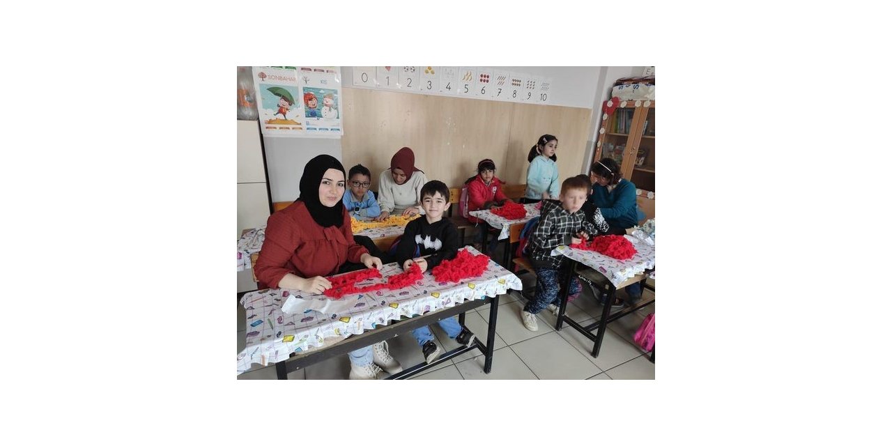 İlkokul öğrencileri ve veliler depremzede çocuklara atkı ördü