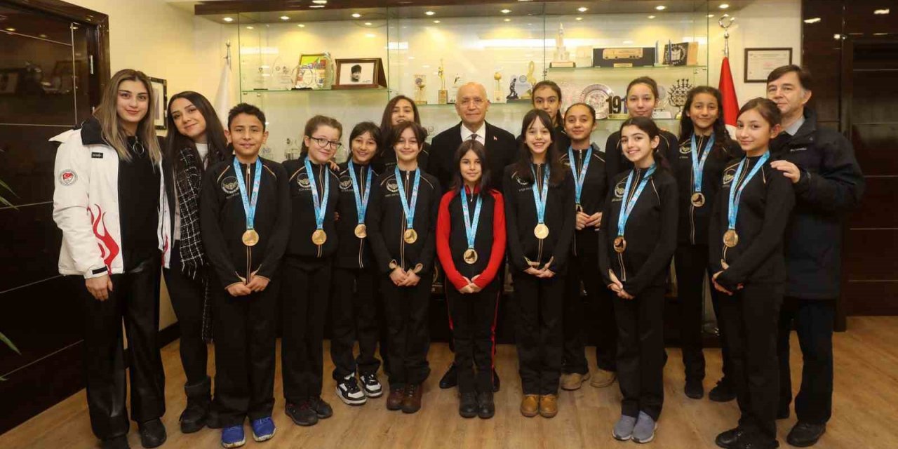 Başkan Yaşar şampiyonları ağırladı