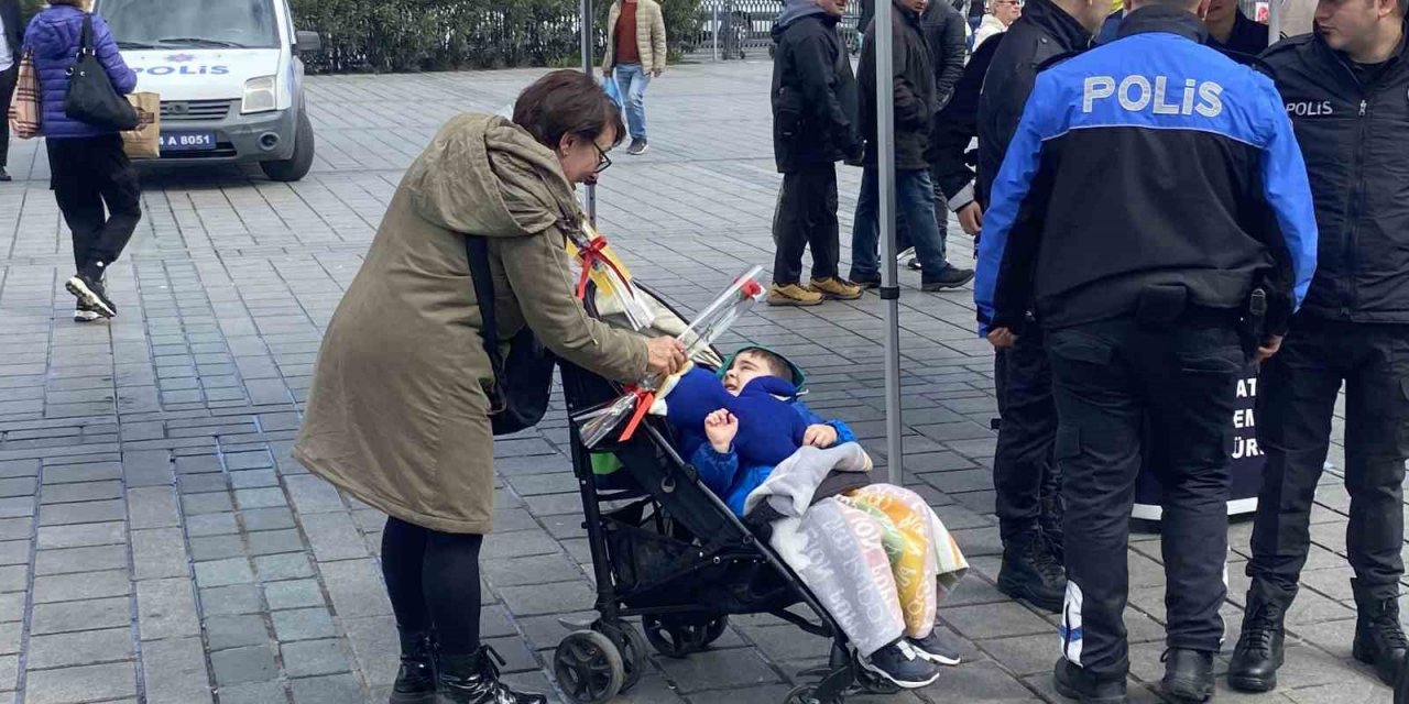 Eminönü’nde kadınlara ’KADES’ uygulaması tanıtıldı