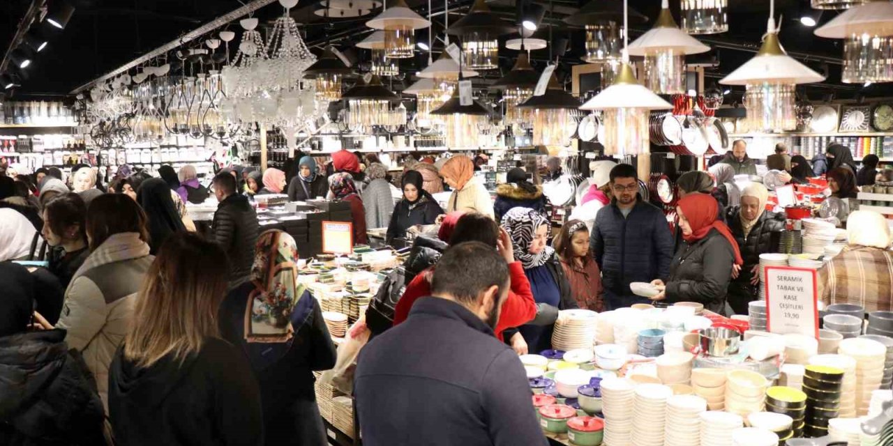 Fiyatı duyan buraya koştu: Kapıları zor tuttular