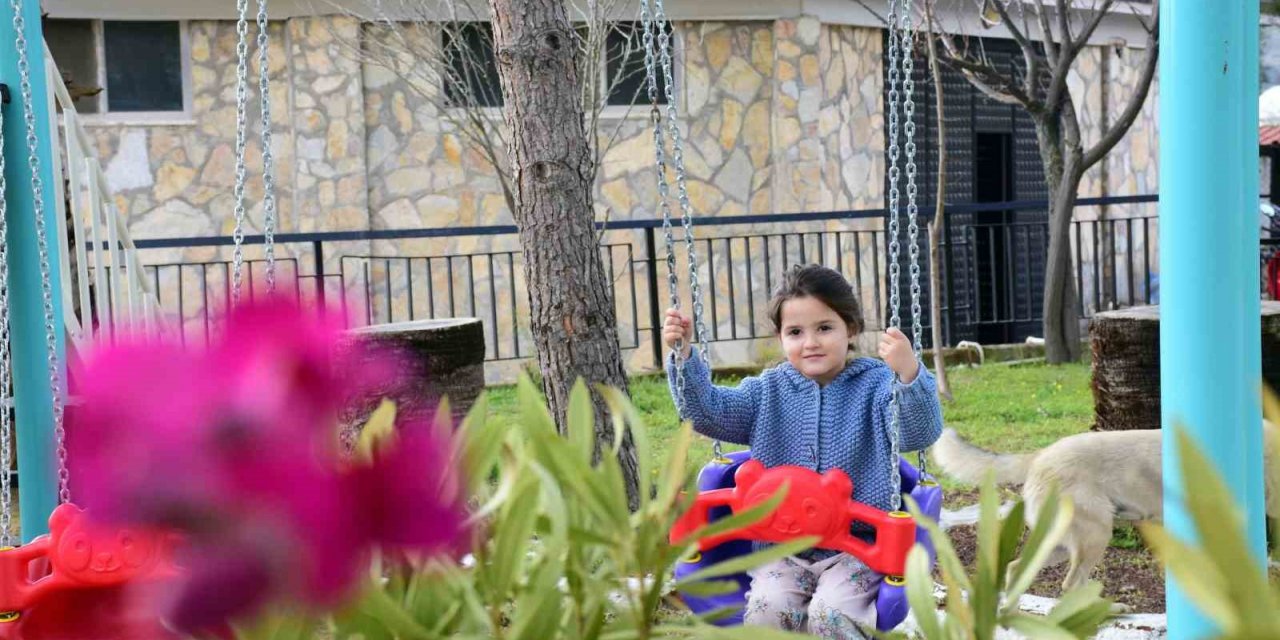 Germencik’te depremzede çocuklar için oyun parkı kuruldu