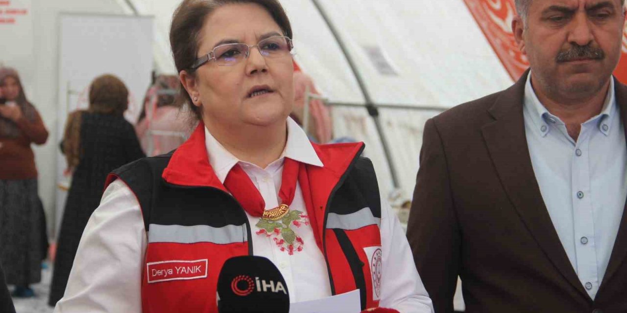 Bakan Yanık depremzede kadınları ziyaret etti