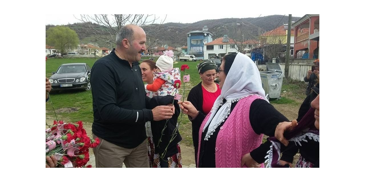 Kuyucak’ta Dünya Kadınlar Günü karanfillerle kutlandı