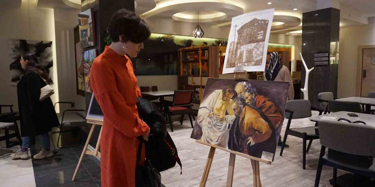 Ressamlar tablolarını depremzedelere destek için görücüye çıkardı