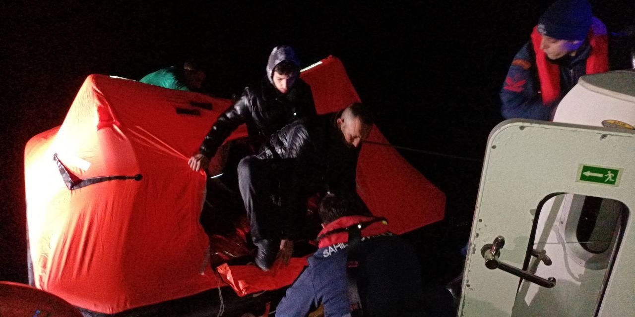 Ayvalık açıklarında 33 düzensiz göçmen kurtarıldı