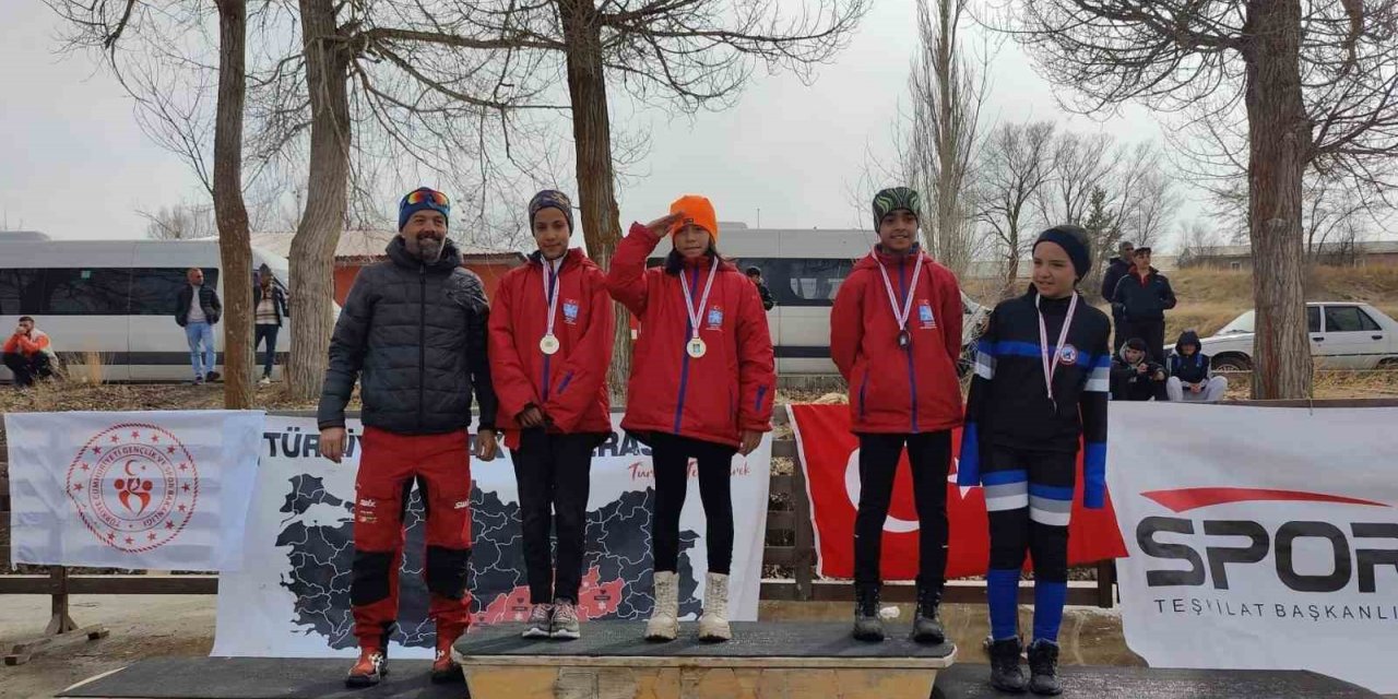 Hakkarili kayakçılar Erzurum’da 26 madalya ile döndü