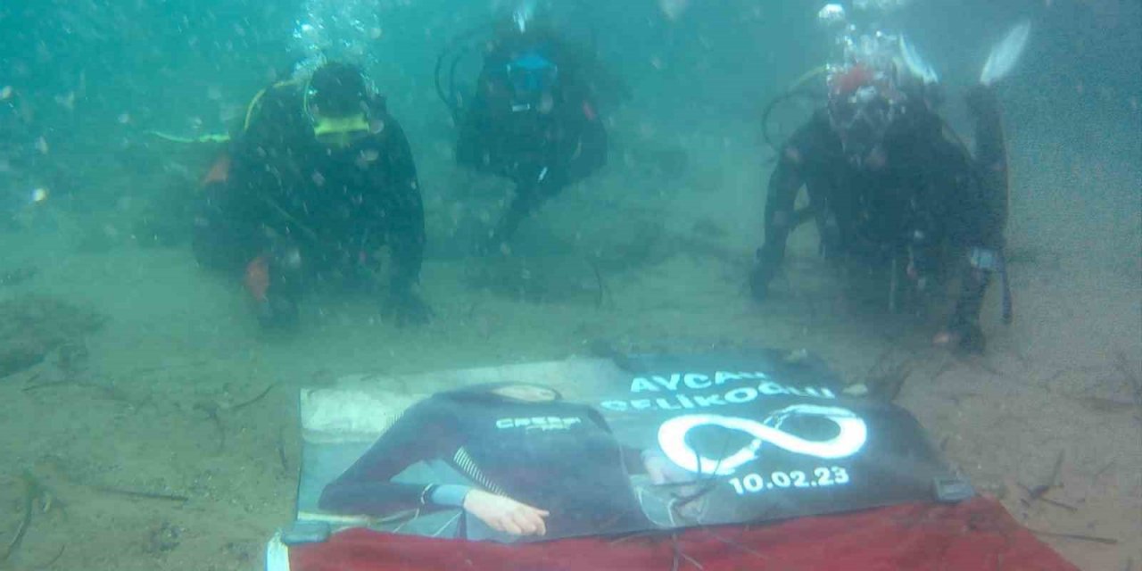 Depremde kaybettikleri arkadaşlarını Kadınlar Günü’nde su altına dalarak andılar