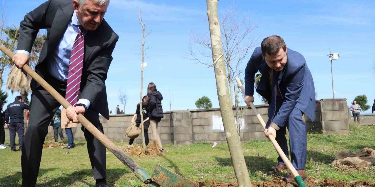Of’ta deprem anısına fidanlar dikildi