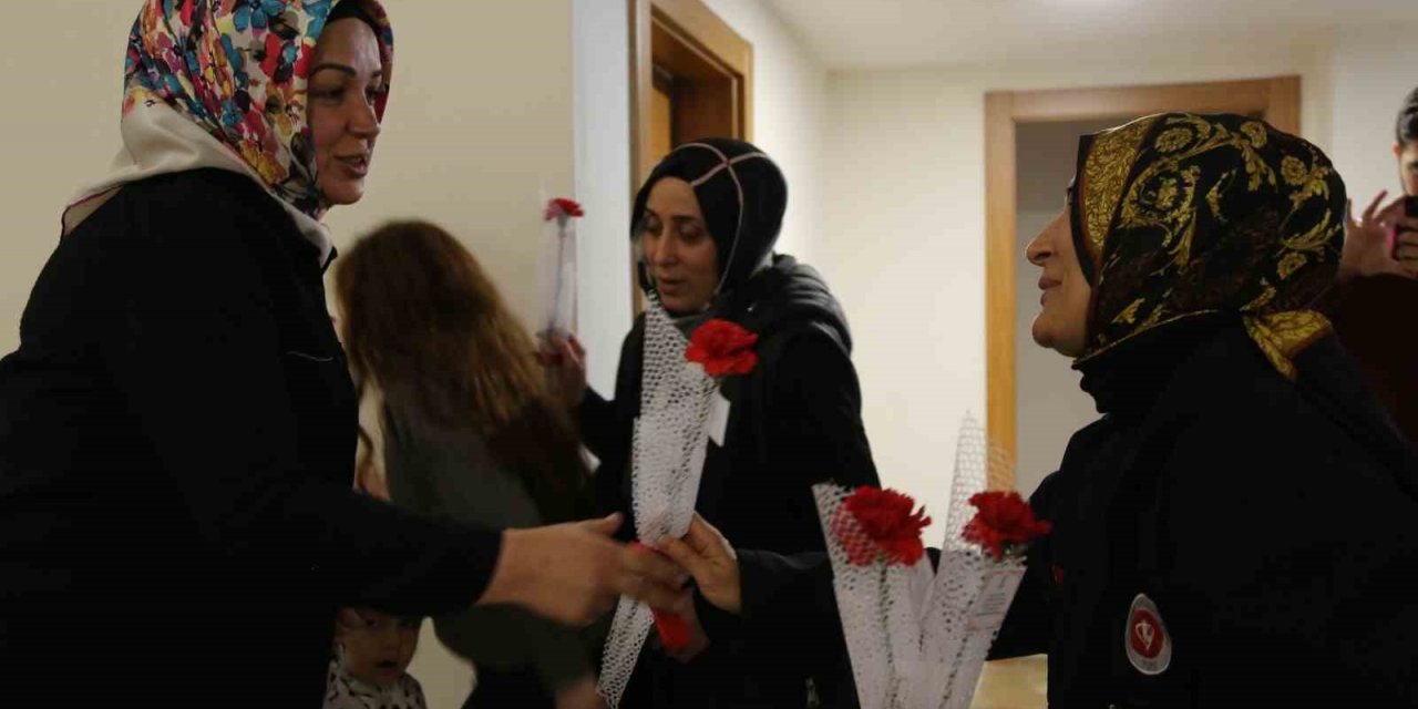 TDV depremzede kadınların Dünya Kadınlar Günü’nü kutladı
