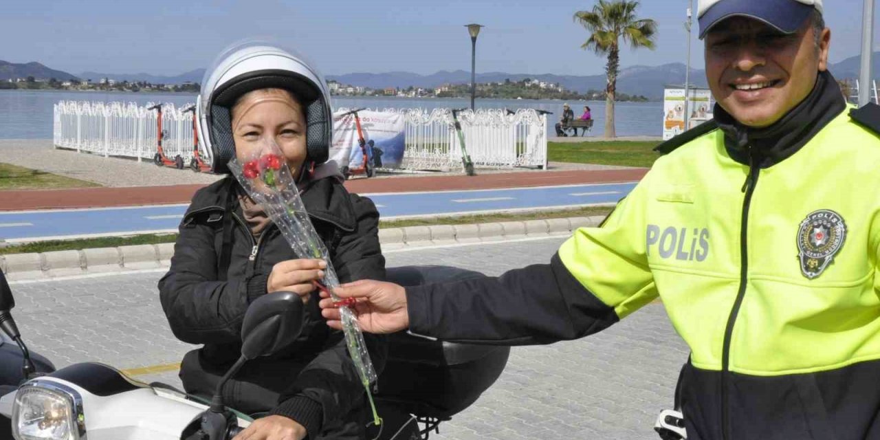 Fethiye’de polis ekipleri kadınların gününü kutladı