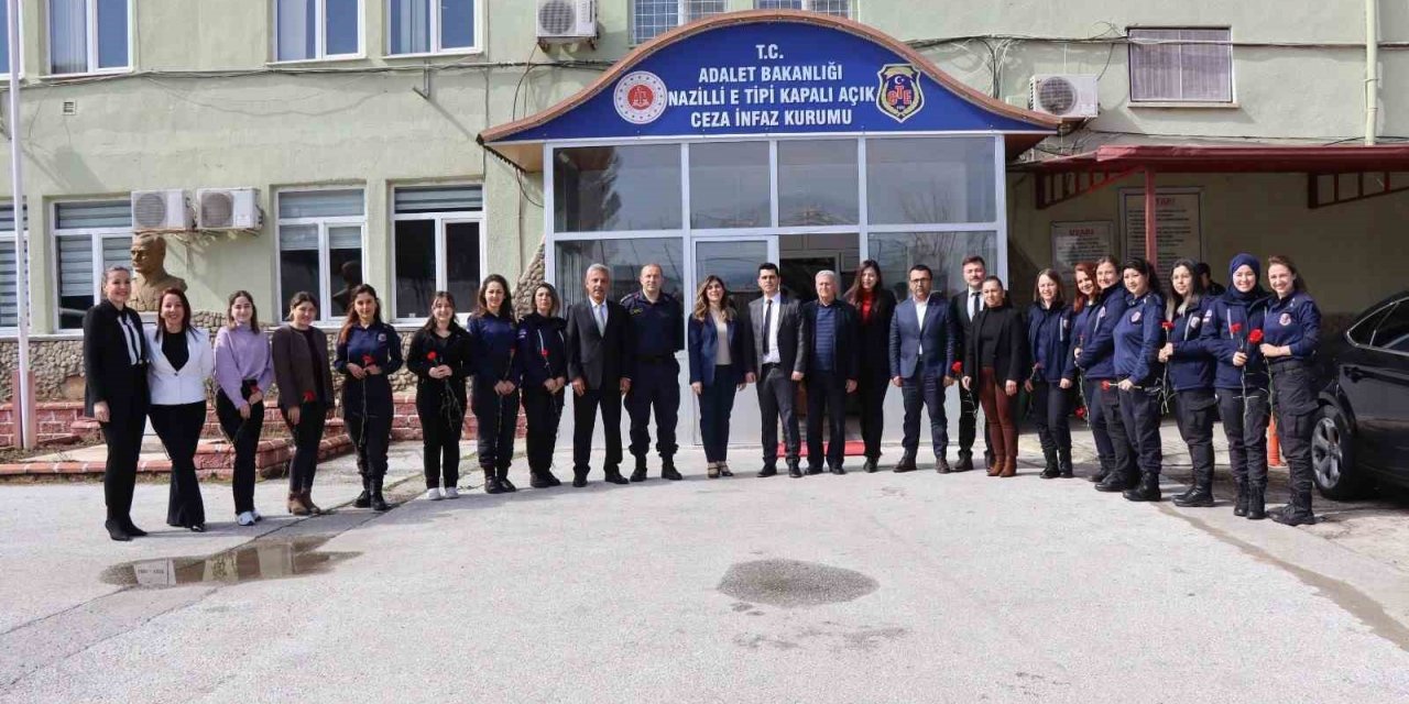 Nazilli’de cezaevindeki kadınlar unutulmadı