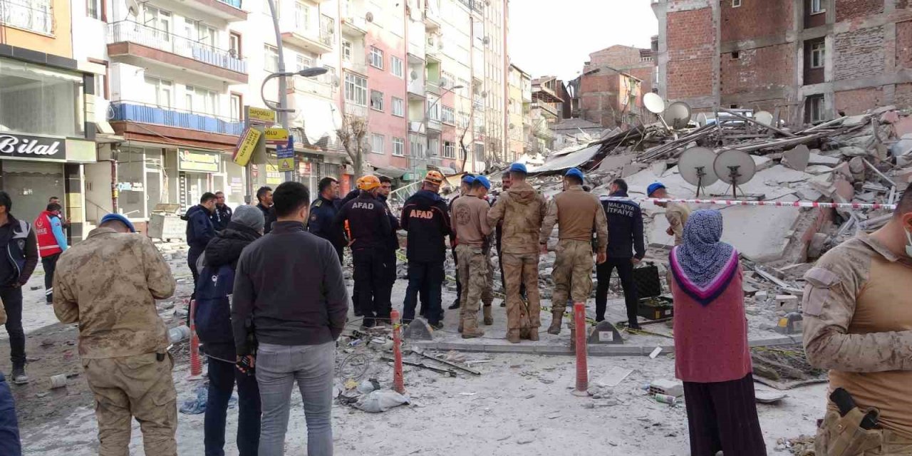 Malatya’da ağır hasarlı 5 katlı bina çöktü