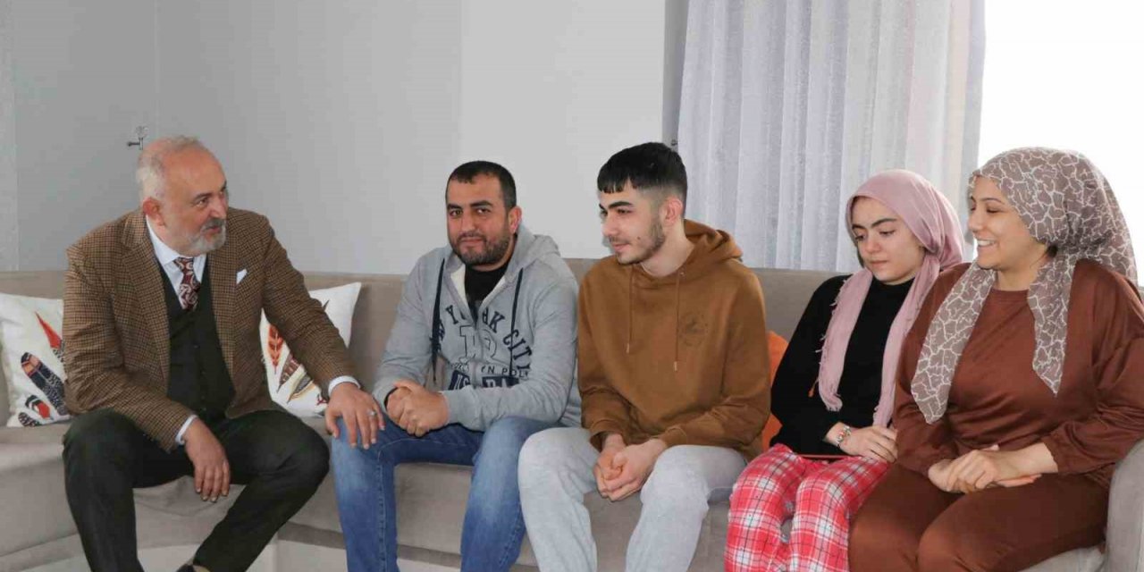 Başkan Silpagar depremzede aileleri ziyaret etti