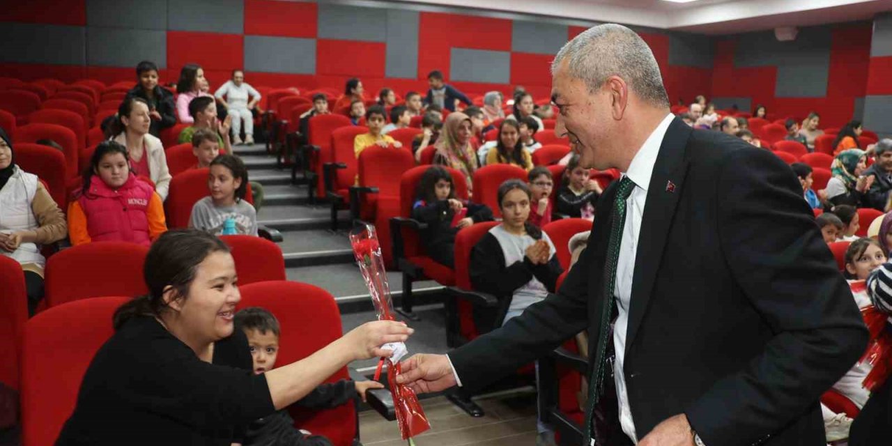 Depremzede çocuklar Koçarlı’da tiyatro ile moral depoladı