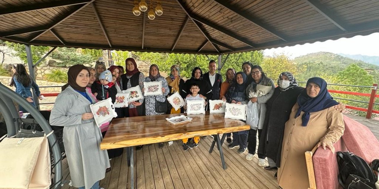 Depremzede kadınlar üretici kadınlarla 8 Mart Dünya Kadınlar Gününü kutladı