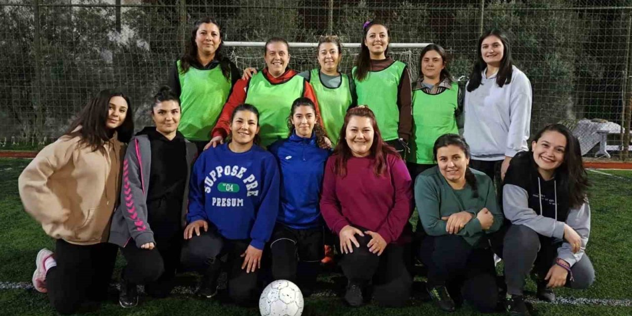 Kadınlar günlerini futbol maçı ile noktaladı