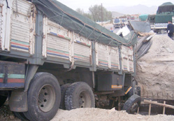 Kamyon altgeçit inşaatına uçtu