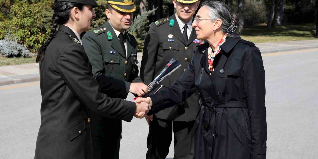 Milli Savunma Bakanı Hulusi Akar’ın eşi Şule Akar ve beraberindeki komutan eşleri Anıtkabir’i ziyaret etti