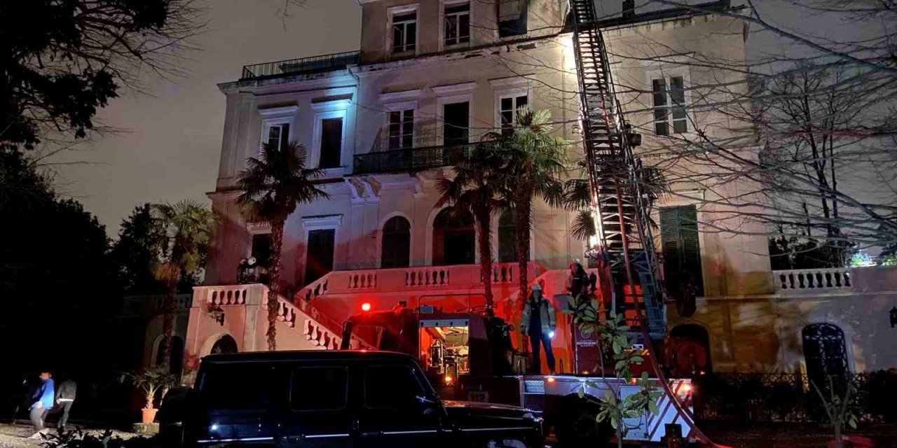 Sarıyer’de 3 katlı köşkte yangın