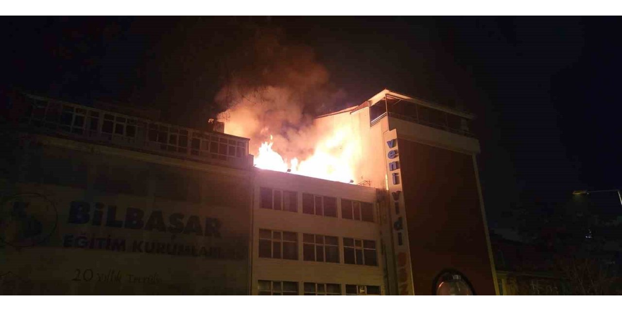 Ankara’da 4 katlı metruk binanın çatısı alev alev yandı