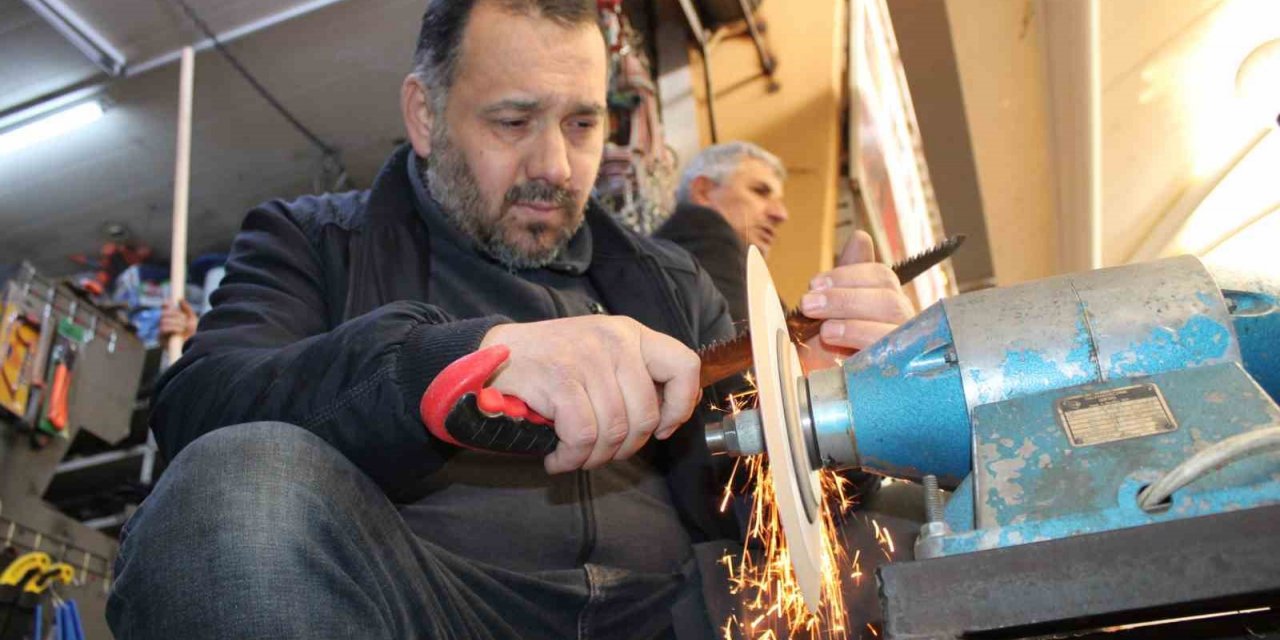 Zeytinde budama hazırlıkları başladı, testere bilemeye talep arttı