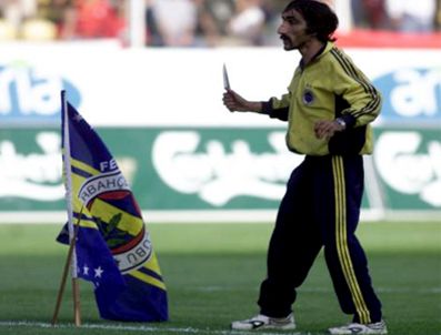 Polisin silahını çaldı