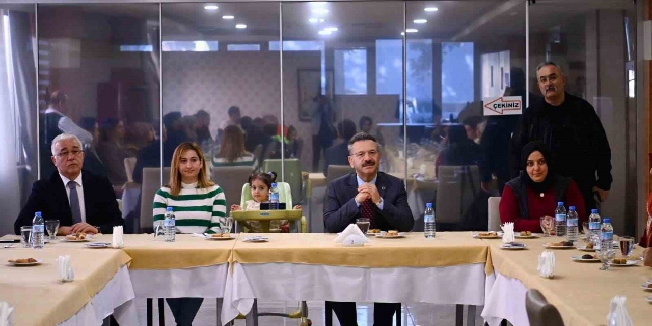 Vali Aksoy depremzede vatandaşlarla yemekte buluştu