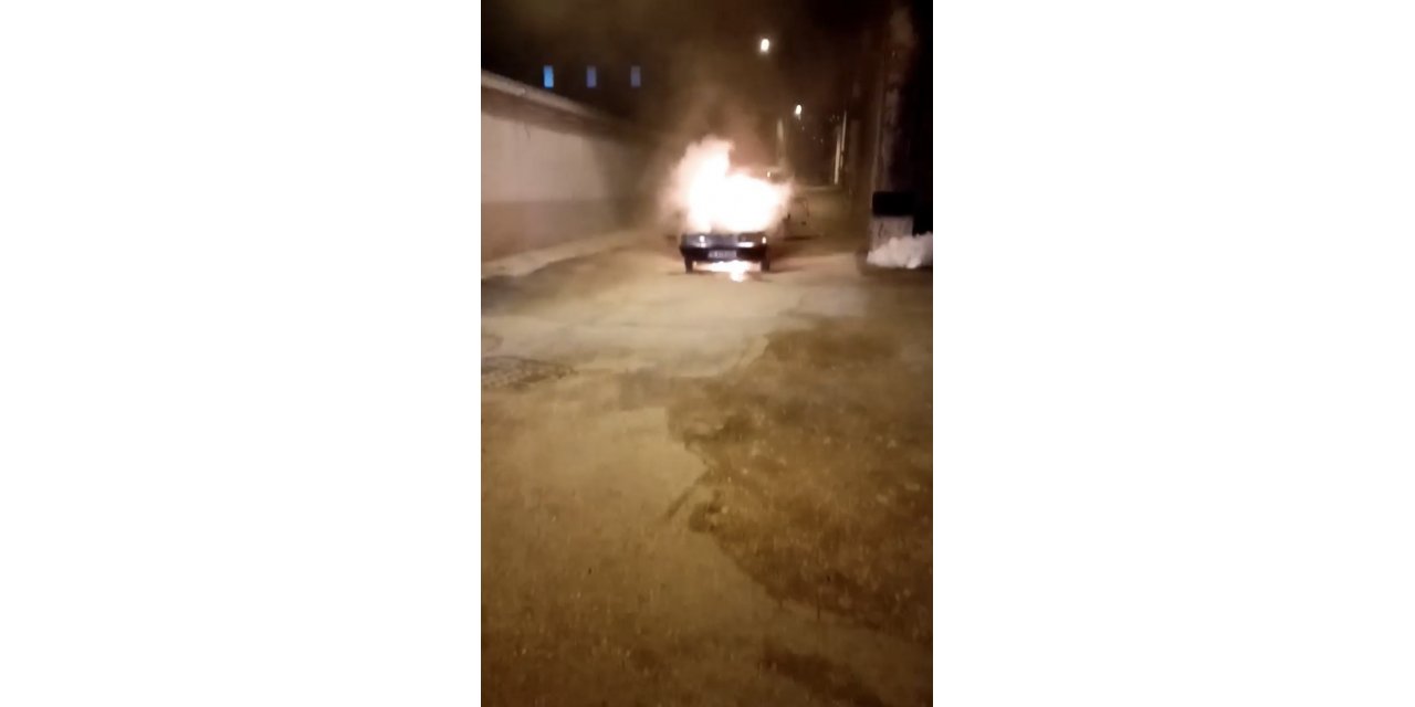 Bursa’da seyir halindeki otomobil, alev alev yanarak kül oldu