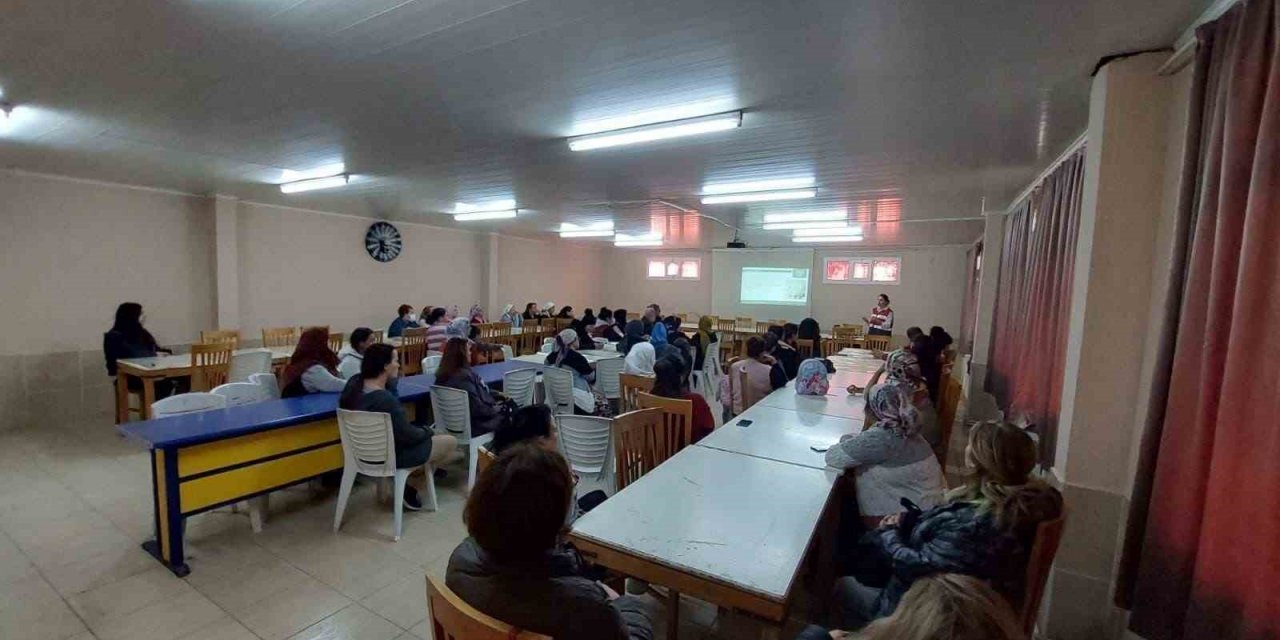 Jandarma ekiplerinin kadınlara yönelik eğitimlerini sürdürüyor