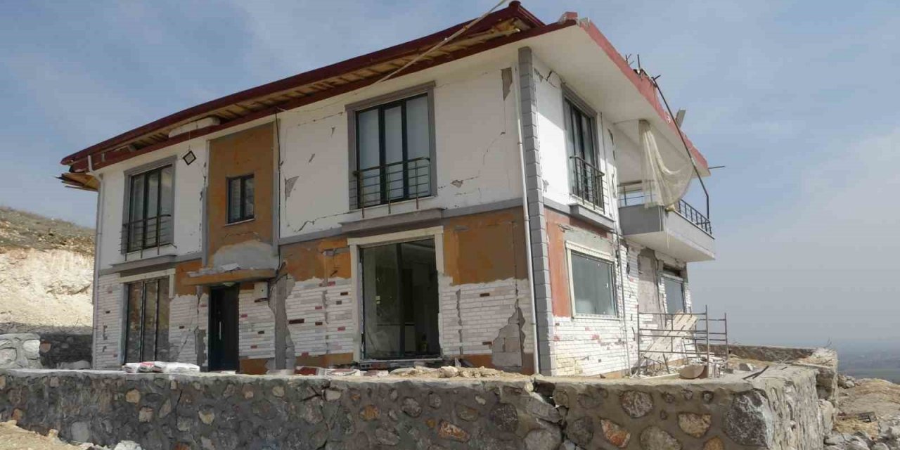 Fay hattı üzerine yapılan milyonluk ev kağıt gibi dağıldı