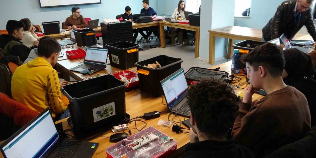 Van’da 72 öğrenci dene-yap teknoloji atölyesinde eğitim görüyor