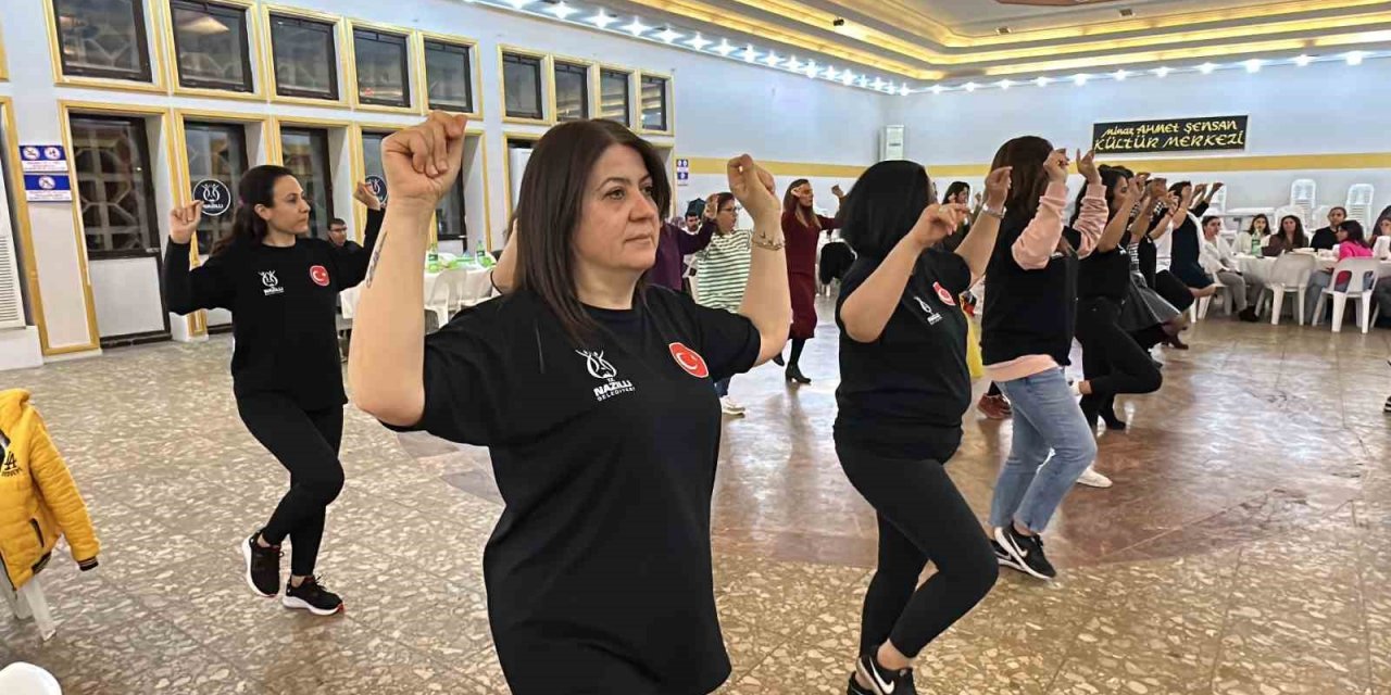 Nazilli’de halk oyunları topluluğu düzenledikleri etkinliği depremzede kadınlara adadı