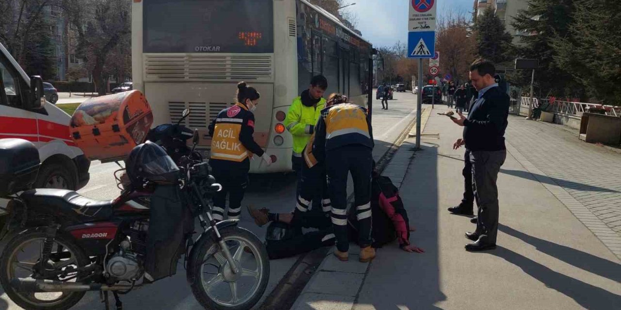Motosikletli kurye otobüse arkadan çarptı