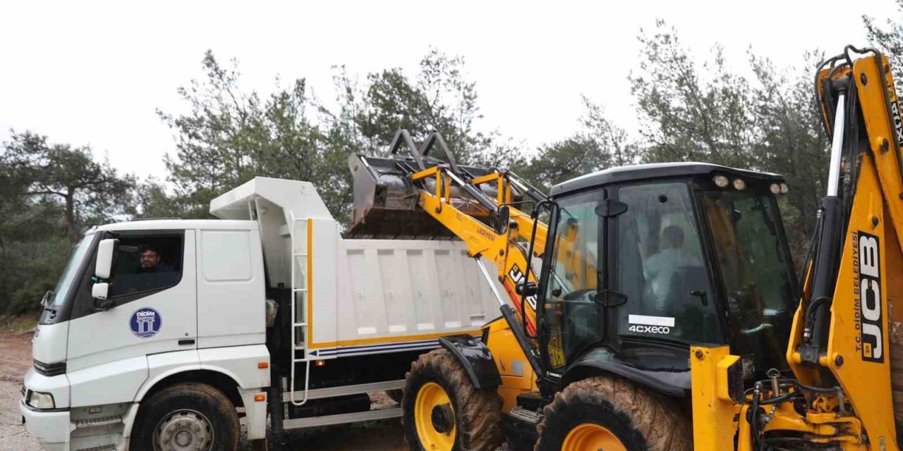 Didim’de moloz temizleme çalışması yapıldı