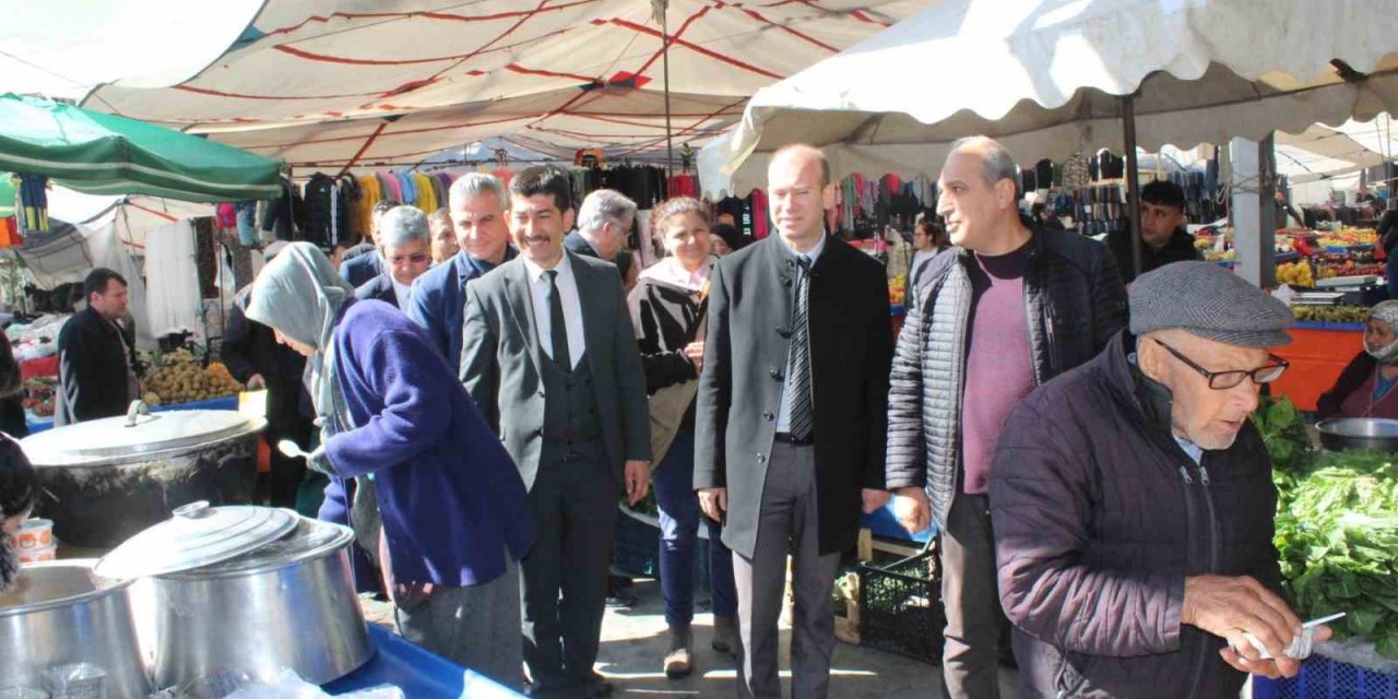 Köyceğiz’de depremzedeler yararına pazarda satış gerçekleştirildi