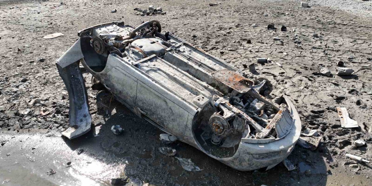 Suların çekildiği Alibey Barajı’nda yüzeye çıkan araçlar hala kaldırılmadı