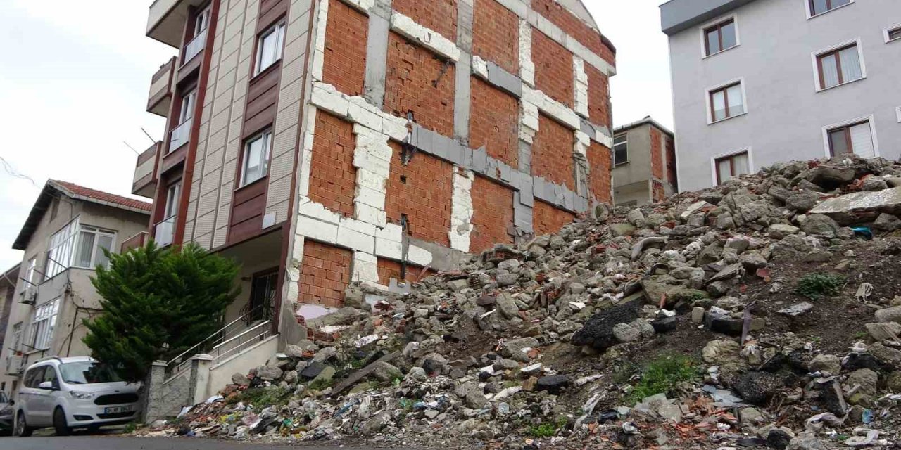 Maltepe’de yıkılan bitişik binanın moloz yığını 3 yıldır apartman sakinlerinin kabusu oldu