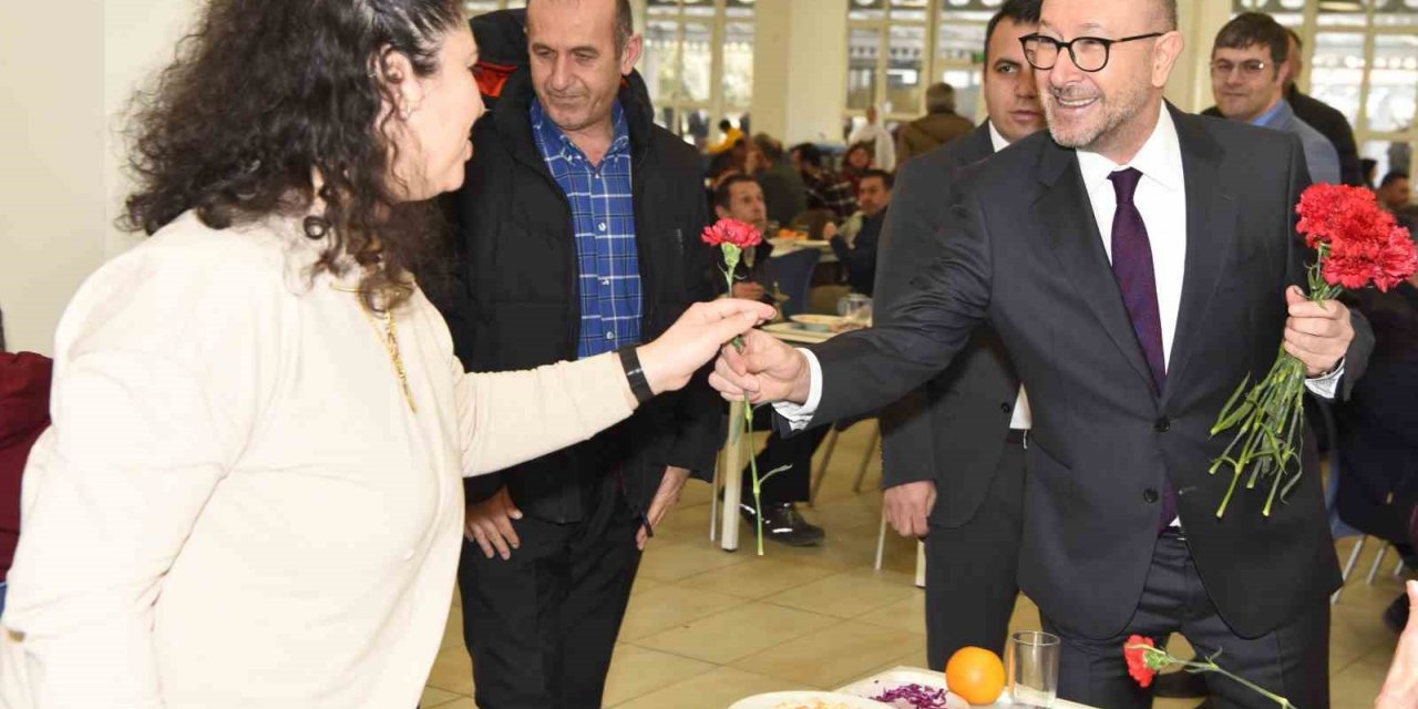 Anadolu Üniversitesinde 8 Mart Dünya Kadınlar Günü çiçeklerle kutlandı