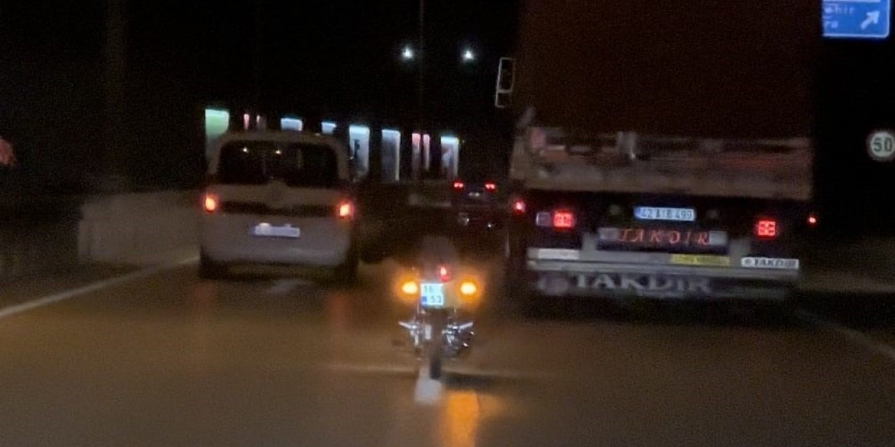 Motosikletin üzerine yatarak kullanan sürücü kameraya yansıdı